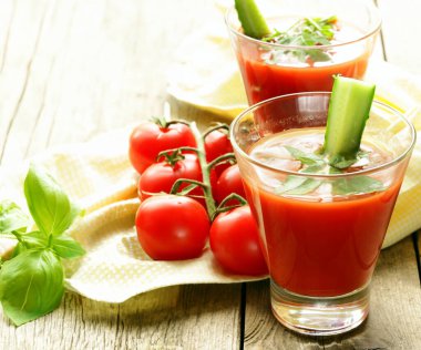 Soğuk domates çorbası ve taze fesleğen.