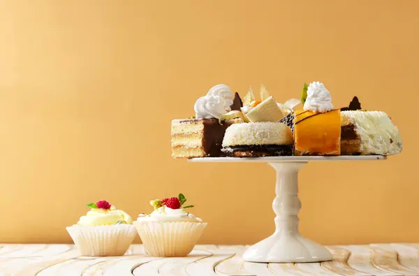 甜点和糖果用的各种小蛋糕 图库照片