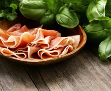 Tahtada dilimlenmiş parma jambonu.