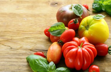 Ahşap bir masada organik çiftlik domatesleri