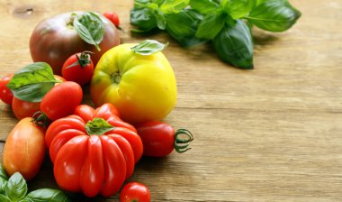 Ahşap bir masada organik çiftlik domatesleri