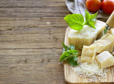 Tahta arka planda taze fesleğenli parmesan peyniri.