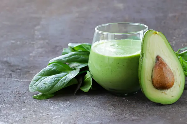 smoothie with avocado and spinach healthy eating