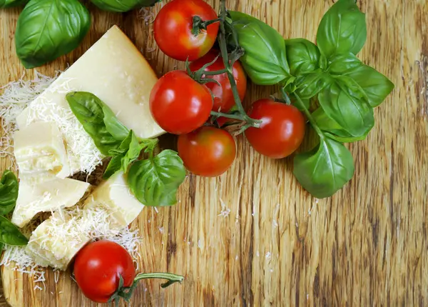 意大利乳酪 有新鲜罗勒 木制底座 免版税图库图片