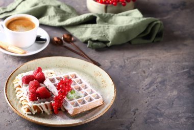 Kahvaltı için çilek ile Belçika waffle