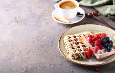 Kahvaltı için çilek ile Belçika waffle