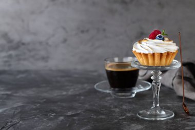 Taze böğürtlenli kremalı tart.