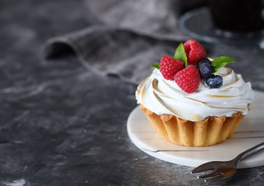 Taze böğürtlenli kremalı tart.