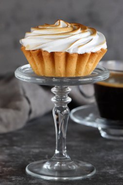 Taze böğürtlenli kremalı tart.