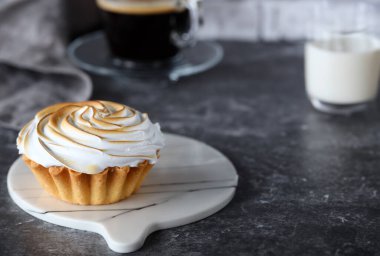 Taze böğürtlenli kremalı tart.