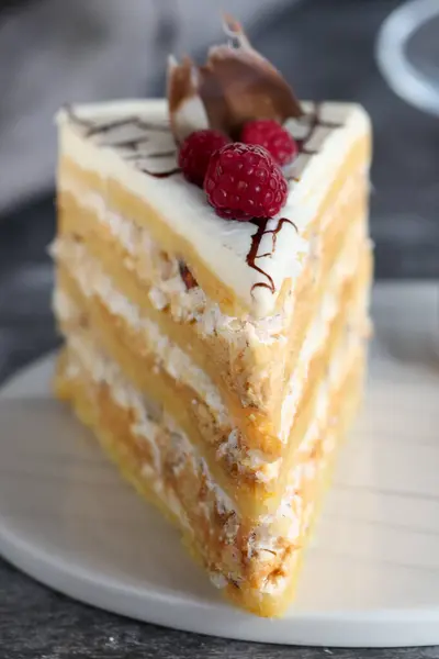 Шматочок Торта Тарілці Свіжими Ягодами Десерт Стокова Картинка