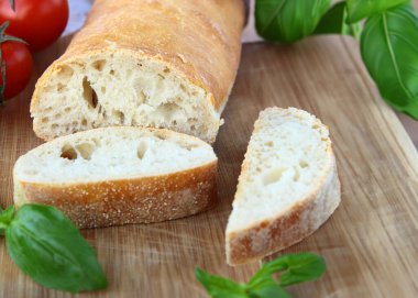 Geleneksel İtalyan ciabatta ekmeği ve taze fesleğen.
