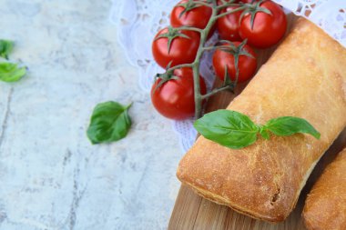 Geleneksel İtalyan ciabatta ekmeği ve taze fesleğen.