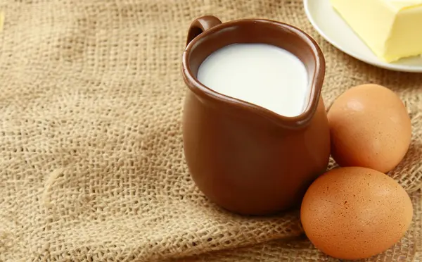 罐装有机牛奶和新鲜蛋类农产品 图库图片