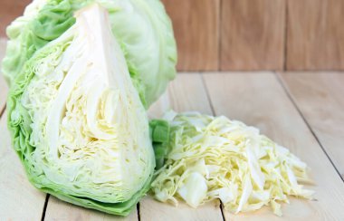 Tahta bir masada taze beyaz lahana