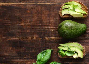 Taze fesleğenli sağlıklı yiyecek avokado sandviçi