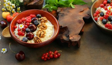 Kahvaltı için taze böğürtlenli yulaf lapası