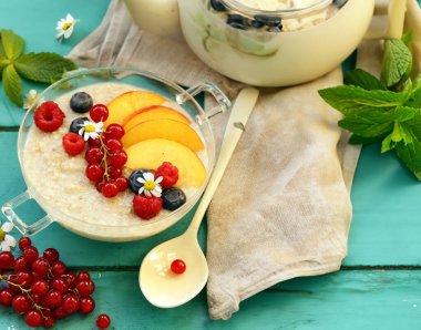 Kahvaltı için taze böğürtlenli yulaf lapası