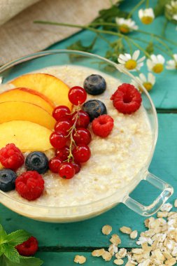 Kahvaltı için taze böğürtlenli yulaf lapası