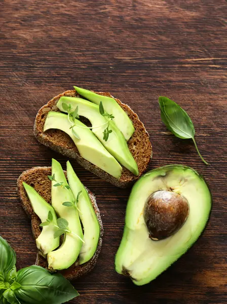 Taze fesleğenli sağlıklı yiyecek avokado sandviçi