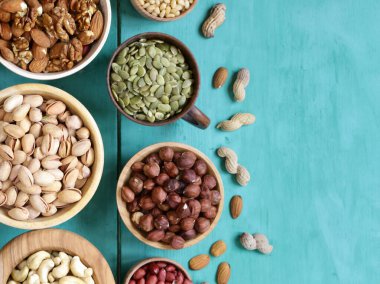 Masadaki fındıkların farklı türleri.