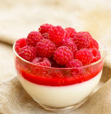 Kremalı panna cotta tatlı ve taze böğürtlen