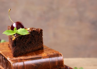 Kirazlı çikolatalı pasta ve tatlı.