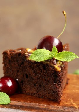 Kirazlı çikolatalı pasta ve tatlı.