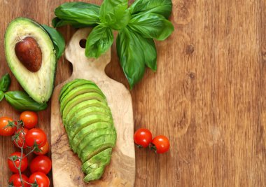 Tahtaya kesilmiş taze organik avokado.