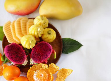 Tropikal meyveleri karıştır, ananas, muz, ejderha meyvesi