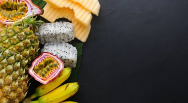 Tropikal meyveleri karıştır, ananas, muz, ejderha meyvesi