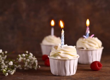 Kremalı ve dutlu tatil kekleri.