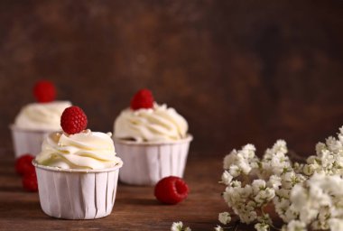 Kremalı ve dutlu tatil kekleri.