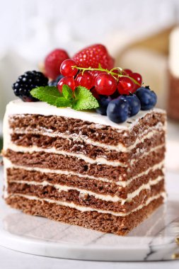 Taze böğürtlenli ve kurabiyeli doğum günü pastası