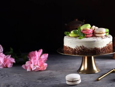 Taze böğürtlenli ve kurabiyeli doğum günü pastası