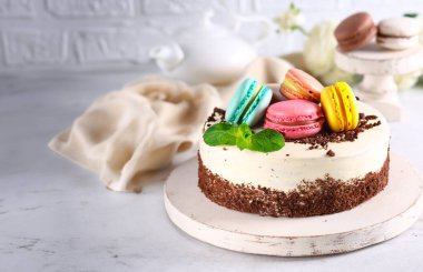 Taze böğürtlenli ve kurabiyeli doğum günü pastası