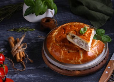 Masada öğle yemeği için ev yapımı etli turta.