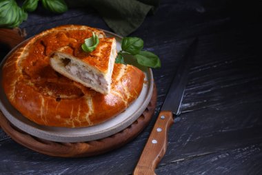 Masada öğle yemeği için ev yapımı etli turta.