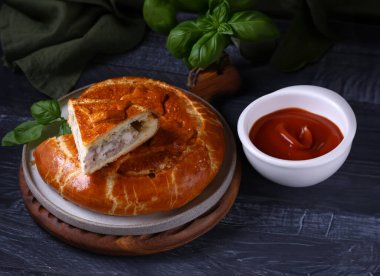 Masada öğle yemeği için ev yapımı etli turta.