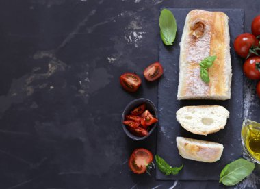 İtalyan ciabatta ekmeği domatesli ve zeytinyağlı