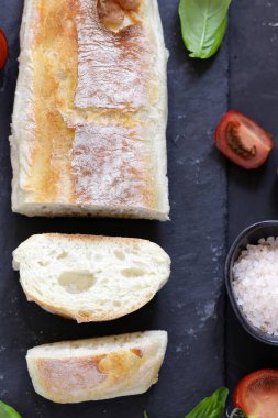 İtalyan ciabatta ekmeği domatesli ve zeytinyağlı