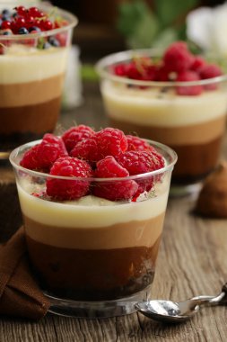 Taze böğürtlenli bir bardakta jöleli tatlı