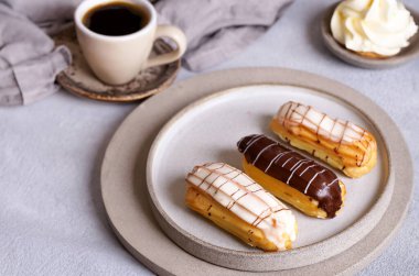 Tatlı olarak taze böğürtlenli kek.