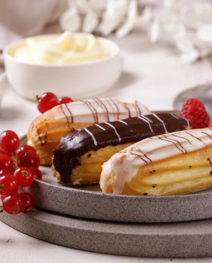 Tatlı olarak taze böğürtlenli kek.