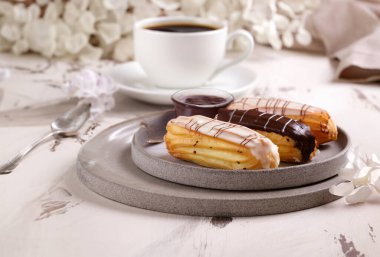 Tatlı olarak taze böğürtlenli kek.