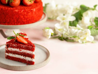 Tatlı olarak taze böğürtlenli kek.