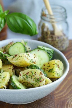 Sağlıklı yemek için taze organik salata.