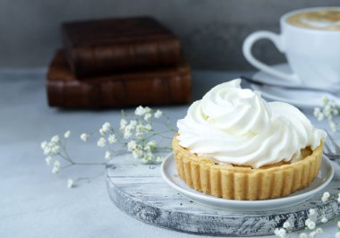 Böğürtlenli pasta ve tatlı olarak krema.