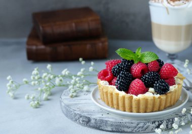 Böğürtlenli pasta ve tatlı olarak krema.