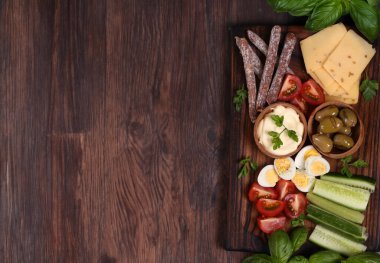 Tahta masada peynirli ve jambonlu antipasti tapas.